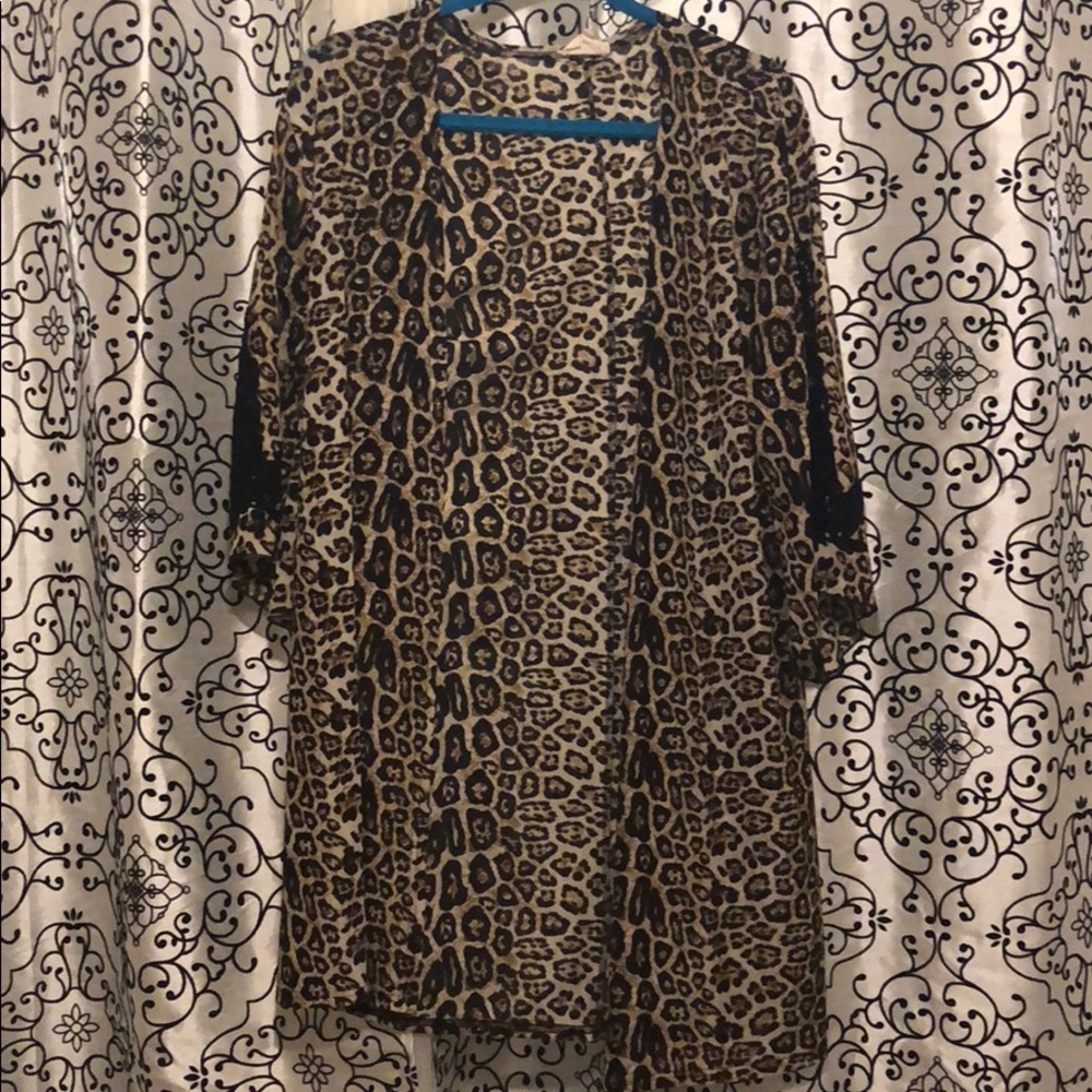 NWOT Cheetah print duster with lace on sleeves
